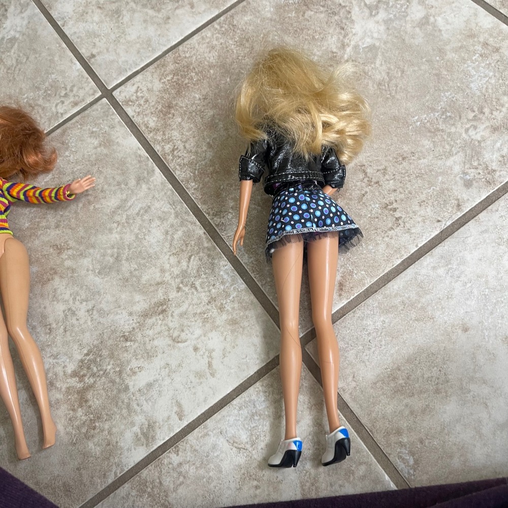 Barbie Mattel 1999 Doll Blonde Hair Blue Eyes Black Jacket‎ Skirt Shoes VTG - Picture 4 of 7